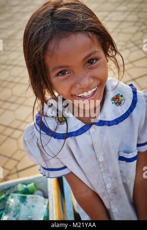 Kleines Mädchen verkauf Erfrischung vor Royal Palace, Phnom Penh, Kambodscha Stockfoto