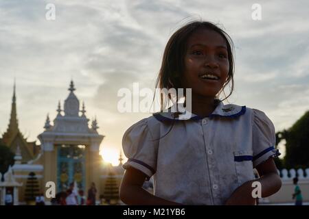 Wenig kambodschanische Mädchen vor Royal Palace, Phnom Penh, Kambodscha Stockfoto