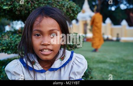 Kleines kambodschanisches Mädchen von Royal Palace, Phnom Penh, Kambodscha Stockfoto