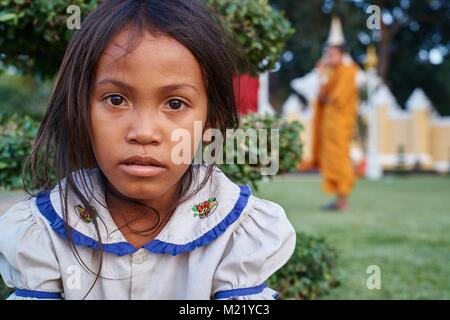 Kleine Mädchen spielen von Royal Palace, Phnom Penh, Kambodscha Stockfoto