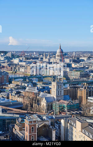 Ein hohes Niveau auf London und die Themse, Fluss von der London Bridge, mit Southwark Cathedral & St Pauls, London, UK Stockfoto