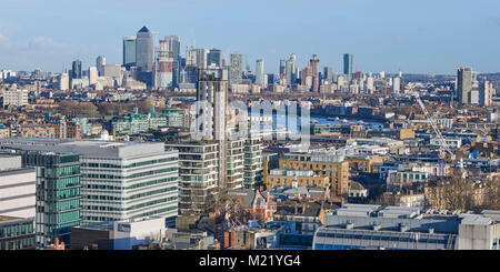 Skyline von London nach Osten, den Fluss hinunter in Richtung Kanarische Wharfe, Großbritannien Stockfoto