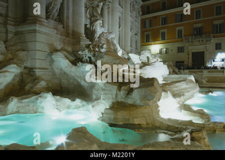 Lange Exposition der Fontana de Trevi Wasser in der Nacht Stockfoto