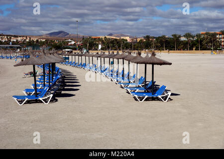 Leere Liegestühle an der Costa Caleta de Fuste Strand auf Fuerteventura auf den Kanarischen Inseln, Spanien, EU. Stockfoto