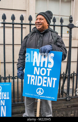 Tausende Menschen versammelten sich mit Plakaten für den NHS In der Krise Demonstration durch das Zentrum von London, im Protest der Unterfinanzierung und der Privatisierung des NHS. Stockfoto