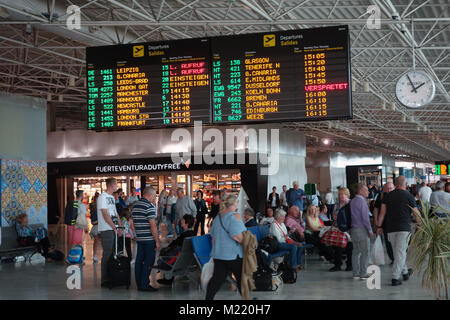 Die Menschen in den Flughafen Abflughalle, Fuerteventura, Kanarische Inseln, Spanien, EU wartet. Stockfoto