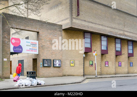 Müll außerhalb der Royal & Derngate Theater im kulturellen Viertel der Stadt Northampton, Northamptonshire, England. Stockfoto