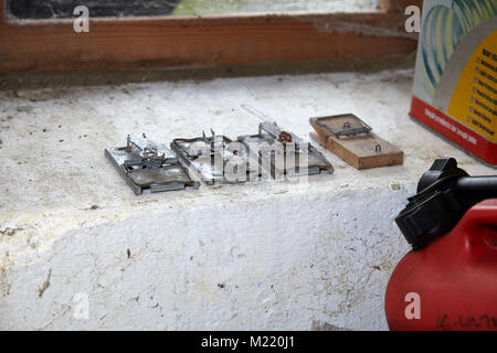 Zeile aus Metall und Holz- Maus Traps in Scheune auf Bauernhof in Nidderdale. North Yorkshire Stockfoto