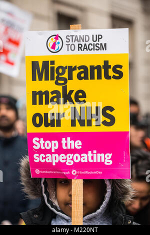 Tausende Menschen versammelten sich mit Plakaten für den NHS In der Krise Demonstration durch das Zentrum von London, im Protest der Unterfinanzierung und der Privatisierung des NHS. Stockfoto
