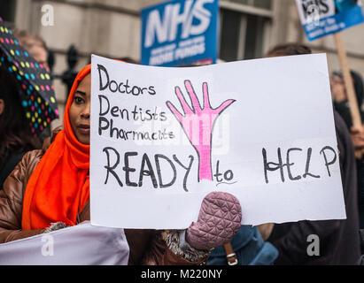 Tausende Menschen versammelten sich mit Plakaten für den NHS In der Krise Demonstration durch das Zentrum von London, im Protest der Unterfinanzierung und der Privatisierung des NHS. Stockfoto