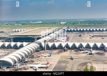 Bangkok: Flughafen Suvarnabhumi: Terminal Concourse Flugzeuge,,, Thailand Stockfoto