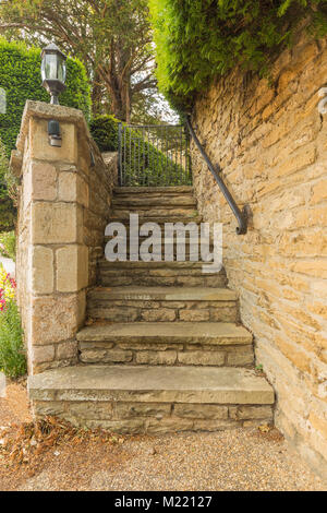 Schöne rustikale Schritte bis zu den Garten eines Landes nach Hause führt. Stockfoto