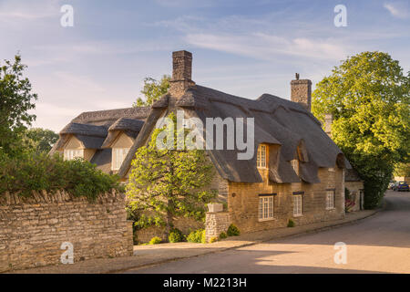 Schöne Ferienwohnung in einem ländlichen Dorf, in Northamptonshire, England mit Strohdach. Großbritannien Stockfoto