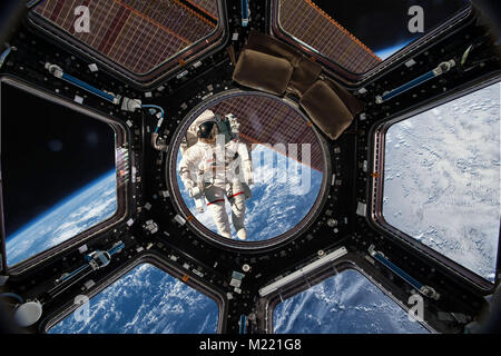 Astronaut im Weltraum vor dem Hintergrund des Planetenerde. Elemente des Bildes von der NASA eingerichtet. Stockfoto