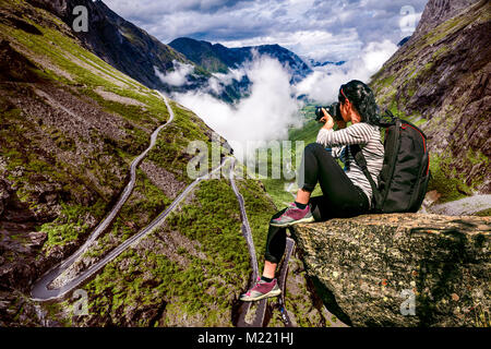 Naturfotograf Touristen mit Kamera und stehen auf dem Gipfel des Berges. Troll's Pfad Trollstigen oder Trollstigveien Gebirgsstrasse Stockfoto