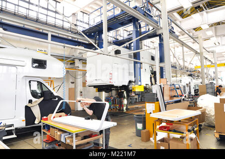 Produktion von Reisemobile / Wohnmobile/Wohnwagen in einer Fabrik Stockfoto