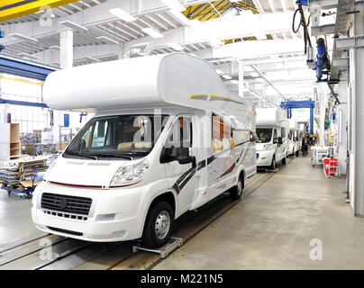 Qualitätskontrolle der fertigen Montage von Wohnmobile/Reisemobile in der Produktion in einer Fabrik Stockfoto