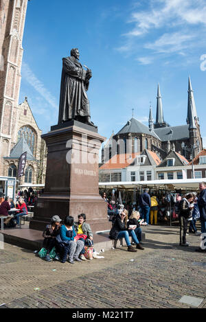 Eine Statue von Hugo Grotius, auch bekannt als Huig de Groot oder Hugo de Groot, war ein niederländischer Jurist. Die Statue ist auf dem Marktplatz in Delft, Holla entfernt Stockfoto