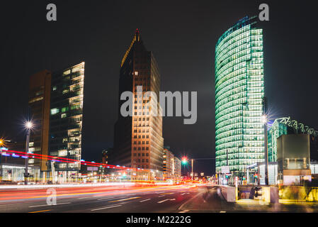 Business Zentrum in Berlin in der Nacht. Moderne Bürogebäude am Potsdamer Platz in Berlin. Lange Belichtung Foto. Stadt Straße mit Nacht illuminatio Stockfoto