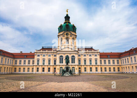 Schloss Charlottenburg, dem größten Palast in Berlin, Deutschland. Historischer Ort bei Touristen sehr beliebt. Stockfoto