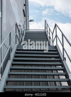 Metall Treppe hinter der Fabrik für den Einsatz auf den Notausgang in die Not der Zeit. Stockfoto