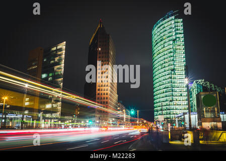 Business Zentrum in Berlin in der Nacht. Potsdamer Platz in Berlin. Bahnhof Potsdamer Platz übersetzt als Bahnhof Potsdamer Platz. Lange Belichtung Stockfoto