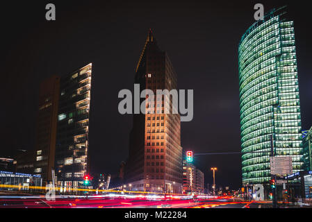 Potsdamer Platz bei Nacht. Bürogebäude im Business Zentrum in Berlin. Bahnhof Potsdamer Platz übersetzt als Bahnhof Potsdamer Platz. Lon Stockfoto