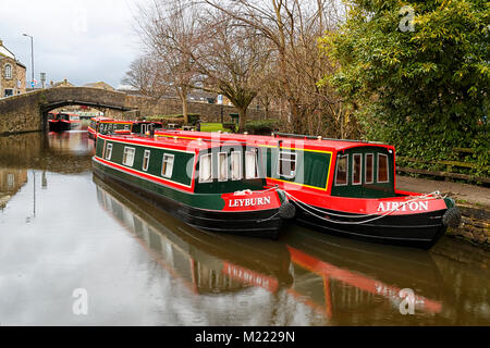 Schmale Boote auf dem Leeds Liverpool Canal an Skipton an einem kalten regnerischen Tag Ende Januar 2018 Stockfoto