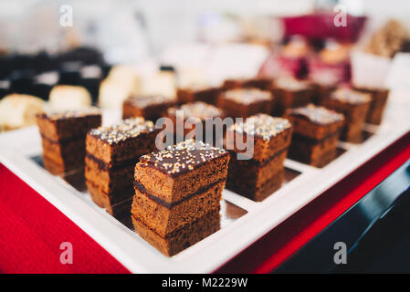 Kleine süße Schokolade Kuchen auf weißen Teller auf dem Tisch. Nahaufnahme Stockfoto