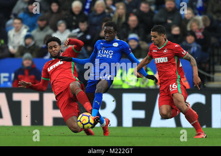 Die Swansea City Leroy Fer (links) und Martin Olsson Schlacht mit der Leicester City Fousseni Diabate während der Premier League Match für die King Power Stadion, Leicester. Stockfoto