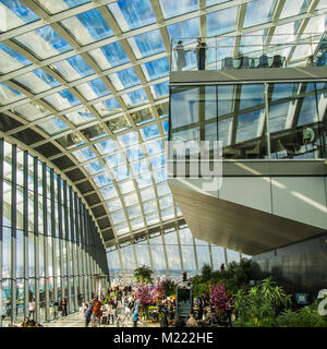 "Sky Garden" im Inneren des Wolkenkratzers bei Fenchurch St London aka "Walkie Talkie". Stockfoto