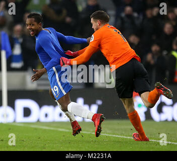 Brighton & Hove Albion Jose Izquierdo feiert zweiten Ziel seiner Seite des Spiels mit Mannschaftskameraden zählen während der Premier League Match an der AMEX Stadion, Brighton. Stockfoto