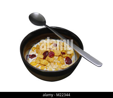 Knusprig und gesundem Frühstück Getreideflocken mit getrockneten Cranberry und kalte Sojamilch in Schwarz Keramik Schüssel. Löffel und Schüssel. Isolierte Freistellungspfad Stockfoto