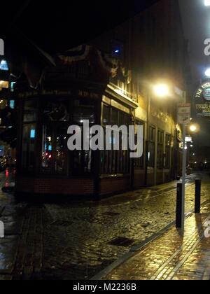 Regnerische nacht Straßenszene in Boston, MA an der Glocke in der Hand Taverne. Stockfoto