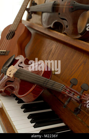 Klassische Geigen, Klavier, Gitarre und Becken. Klassische Musikinstrumente für Musik Hintergrund Konzept. Musik Konzept Stockfoto