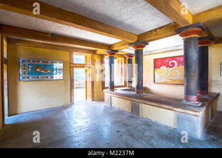 Kopien der Fresko in einer Halle im Palast von Knossos, berühmten antiken Stadt auf Kreta, befindet sich in der Nähe von Heraklion Stadt Stockfoto