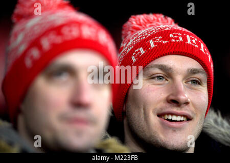 Arsenal Fans auf den Tribünen während der Premier League Match im Emirates Stadium, London. Stockfoto