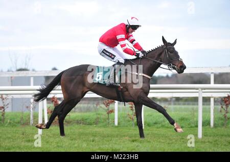 Blackbow und Patrick Mullins gewinnen die Goffs zukünftige Sterne INH flach Rennen bei Tag eines der Dublin Racing Festival an der Rennbahn Leopardstown. Stockfoto