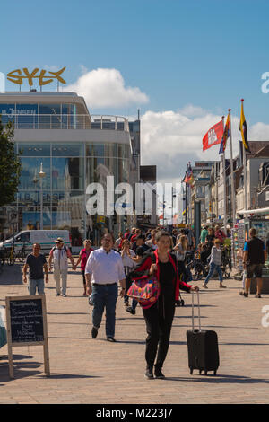 Sehr geschäftigen Friedrichstraße, der Haupteinkaufsstraße von Westerland, Insel Sylt, Nordsee, Nordfriesland, Schleswig-Holstein, Deutschland, Europa Stockfoto