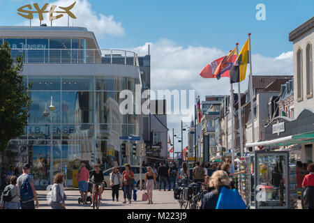 Sehr geschäftigen Friedrichstraße, der Haupteinkaufsstraße von Westerland, Insel Sylt, Nordsee, Nordfriesland, Schleswig-Holstein, Deutschland, Europa Stockfoto