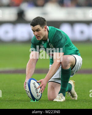 Irlands Johnny Sexton stellt ein strafstoss während der NatWest 6 Nationen Match im Stade de France, Paris. Stockfoto