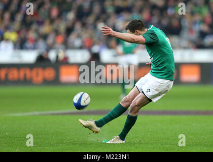 Irlands Johnny Sexton Kerben ein strafstoss während der NatWest 6 Nationen Match im Stade de France, Paris. Stockfoto