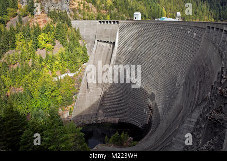 WASHINGTON - angesichts von Seattle City Light Ross vom Ross Dam Dam Trail, Teil der Pazifischen Nordwesten Trail in den Ross Lake National Recreation Area. Stockfoto