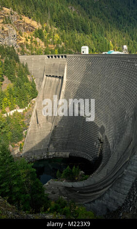 WASHINGTON - angesichts von Seattle City Light Ross vom Ross Dam Dam Trail, Teil der Pazifischen Nordwesten Trail in den Ross Lake National Recreation Area. Stockfoto