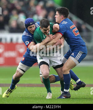 Irlands Johnny Sexton (Mitte) in Aktion während der NatWest 6 Nationen Match im Stade de France, Paris. Stockfoto