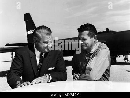 Francis Gary Powers (rechts) mit U-2-designer Kelly Johnson im Jahr 1966. Befugnisse war ein usaf Fighter Pilot durch die CIA 1956 rekrutiert zivilen U-2 Missionen tief in Russland zu fliegen Stockfoto