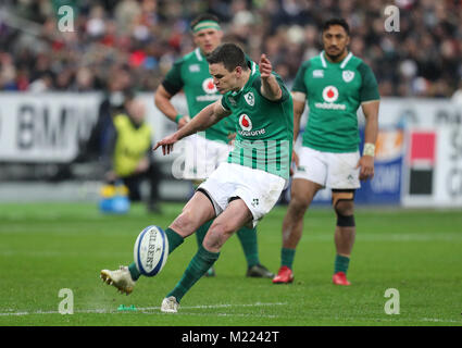 Irlands Johnny Sexton vermisst eine Strafe während der NatWest 6 Nationen Match im Stade de France, Paris. Stockfoto