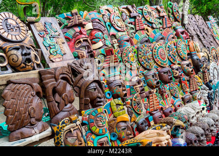 Chichén-Itzá, Yucatan, Mexiko, Maya-Holzmasken im Souvenirladen, nur redaktionell. Stockfoto