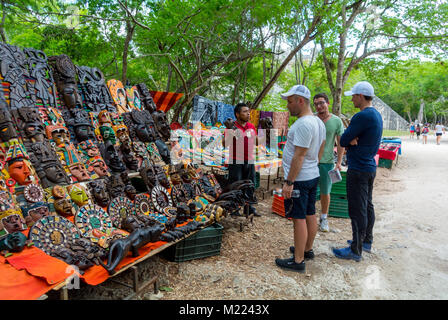 Touristen, die mit mexikanischen Verkäufern im Souvenirladen des Outdoor-Marktes in Chichen Itza, Mexiko, sprechen Stockfoto