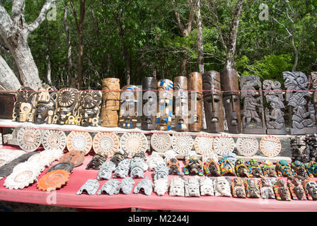 Chichén-Itzá, Yucatan, Mexiko, Maya-Holzmasken im Souvenirladen, nur redaktionell. Stockfoto